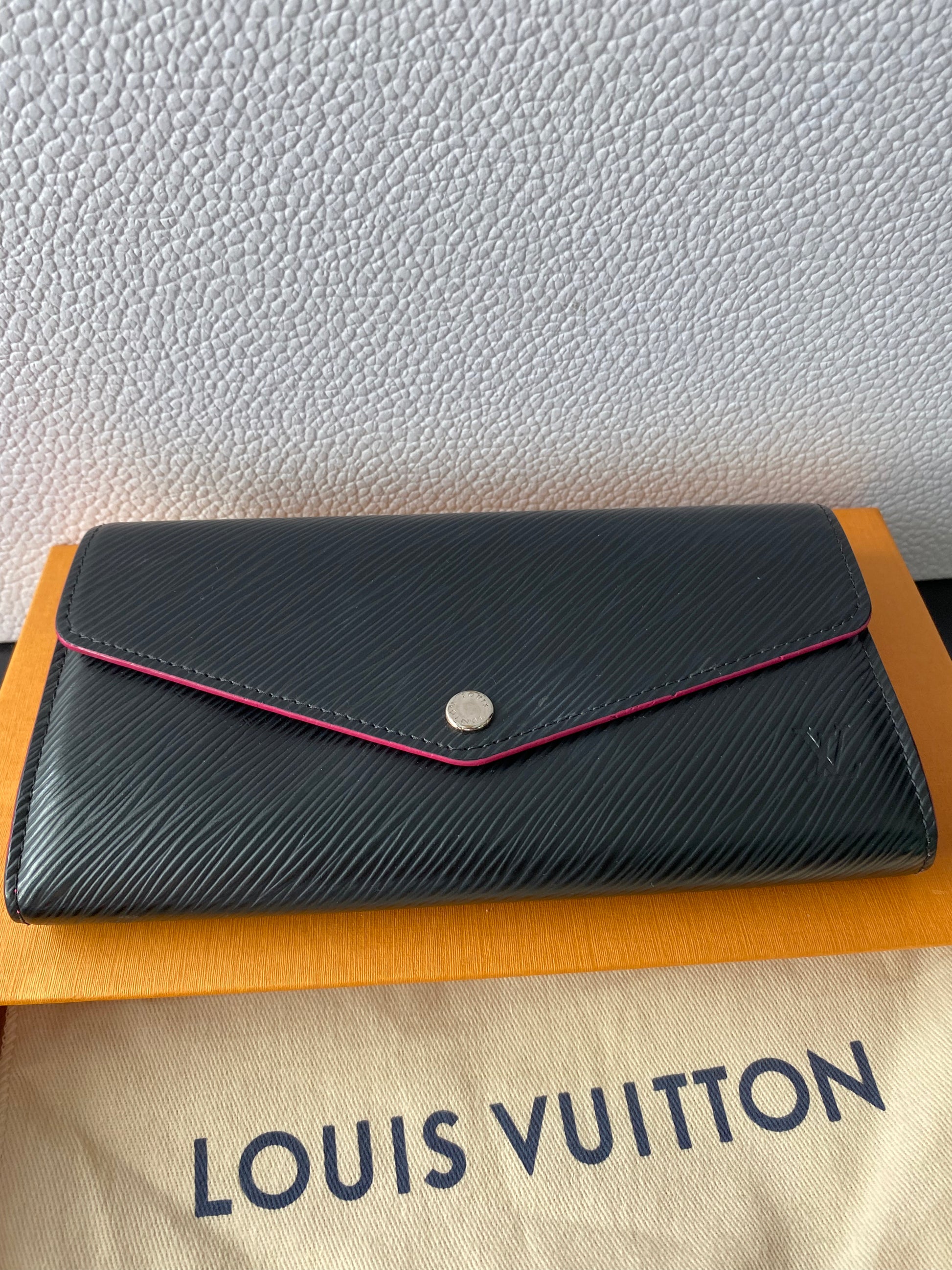 Aunthentic LV Epi Long wallet