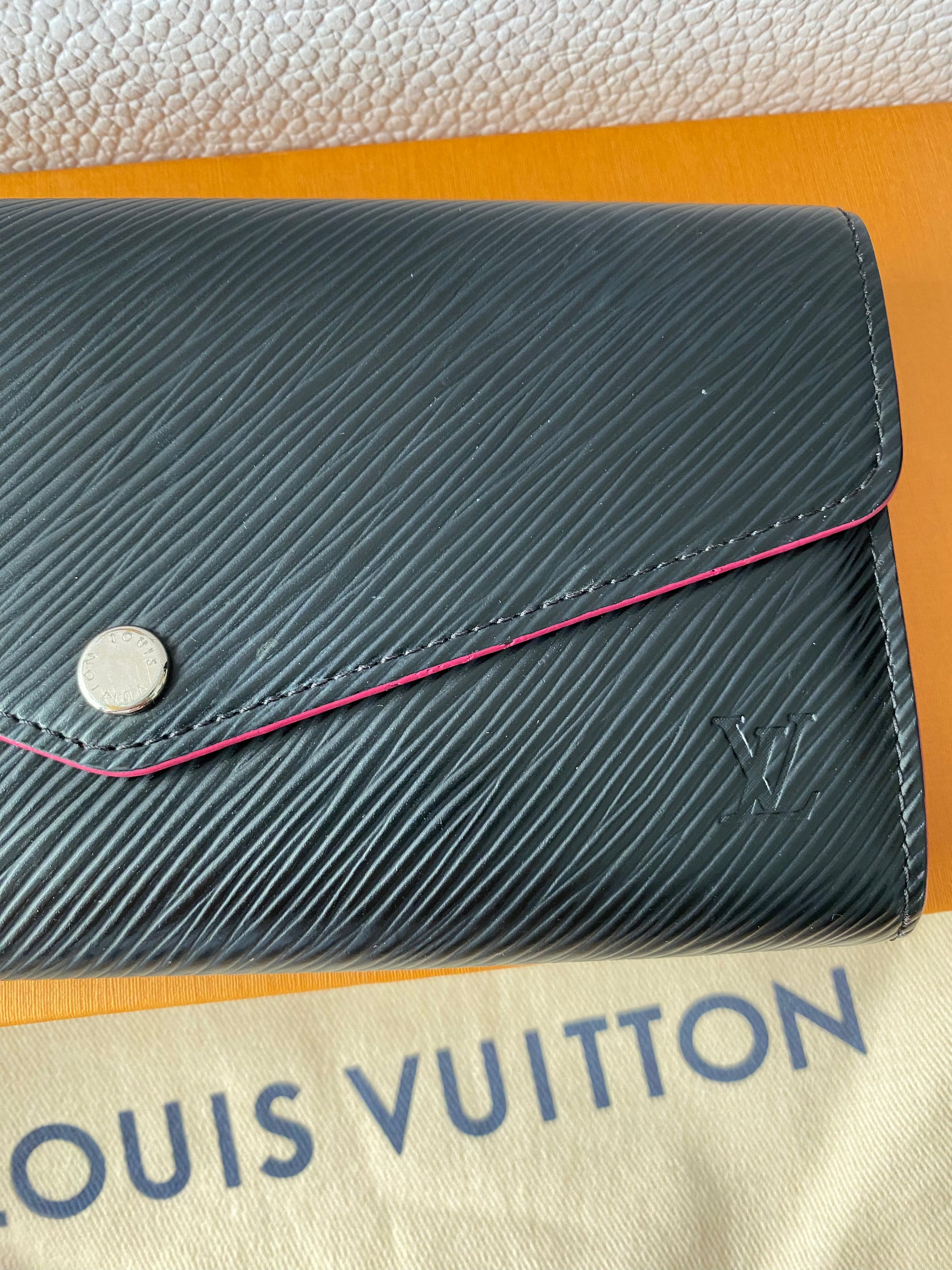 Aunthentic LV Epi Long wallet
